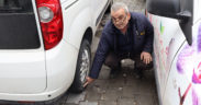 Şehir zorbaları aracın lastiklerini kesti
