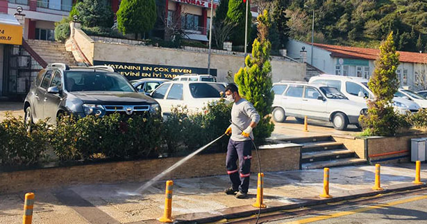 Honaz sokaklarında dezenfektan çalışması