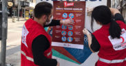 Kızılay gönüllüleri kenti afişlerle donatıyor
