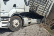 TIR şarampole savruldu, iş makinası düştü