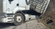 TIR şarampole savruldu, iş makinası düştü