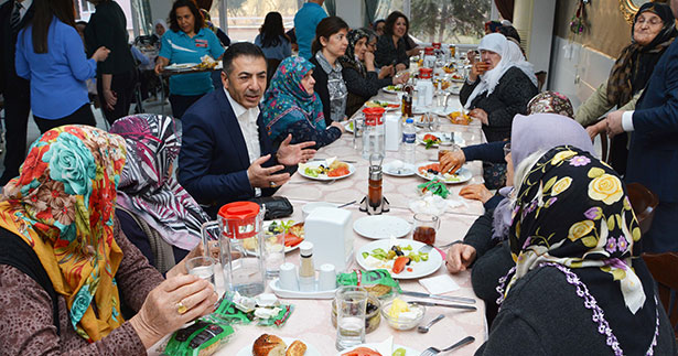 Erdoğan Huzurevi’nde yaşlılarla buluştu