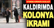 Kaldırımda vatandaşlara kolonya dağıttı
