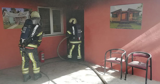Ofiste başlayan yangın fabrikaya sıçramadan söndürüldü