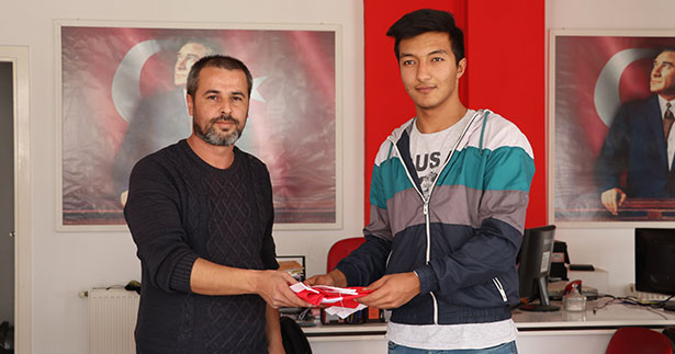 Esnaftan vatandaşlara Türk bayrağı