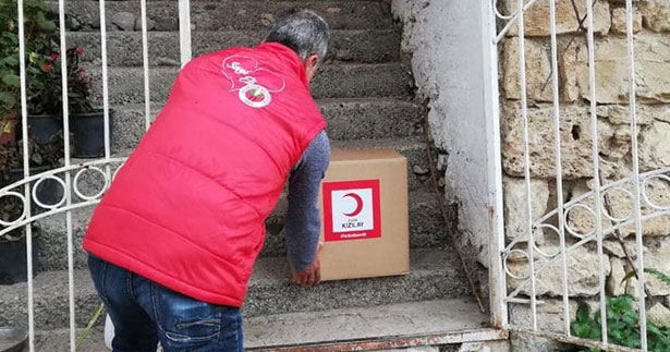 Kızılay Acıpayam’da yardım kolileri dağıttı