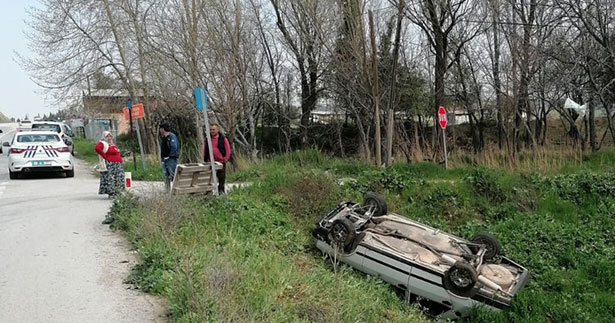 Takla atan otomobil şarampole devrildi: 4 yaralı