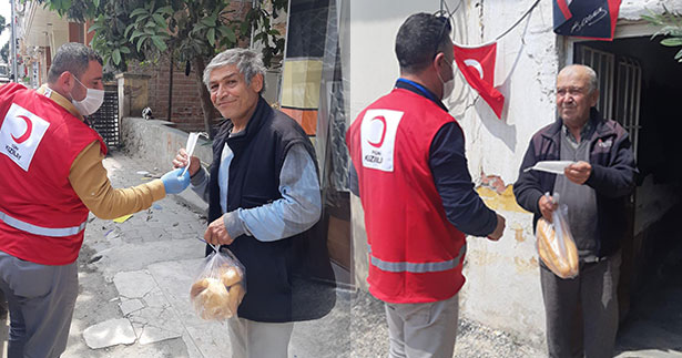 Kızılay Sarayköy’de vatandaşa ekmek dağıttı