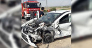 Bariyerlere çarpan otomobilde 3 kişi yaralandı