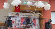 Animatör çiftten, balkonda “baloncuk gösterisi”
