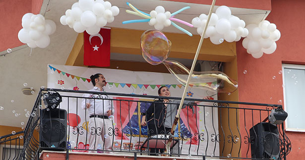 Animatör çiftten, balkonda “baloncuk gösterisi”