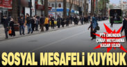 PTT önünde sosyal mesafeli kuyruk metrelerce uzadı