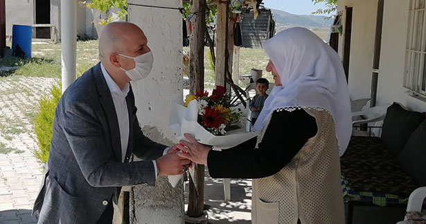 Özbaş sokağa çıkan annelere çiçek verdi