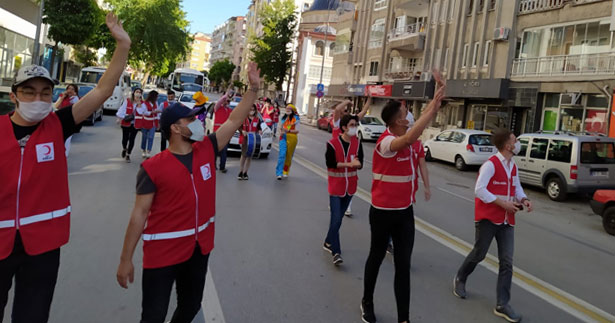 Kızılay’dan sokakta bayram kutlaması