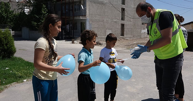 Sarayköylü çocuklara maske ve balon
