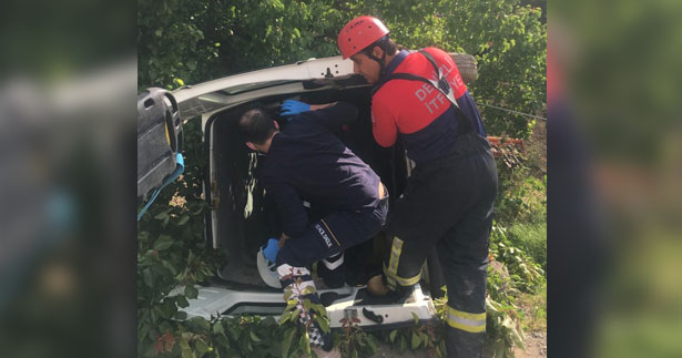 Hafif ticari araç şarampole devrildi: 2 yaralı