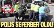 Kaza sonrası yolu açmak için polisler seferber oldu