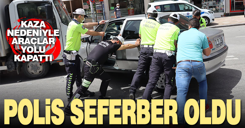 Kaza sonrası yolu açmak için polisler seferber oldu