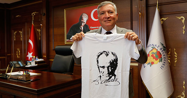 Honaz’da gençlere 19 Mayıs tişörtü
