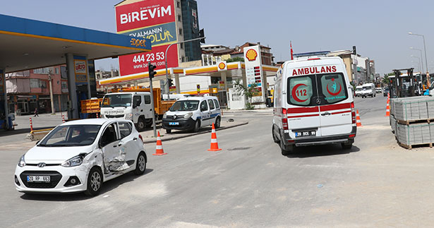 Kamyonet ile otomobil çarpıştı: 2 yaralı