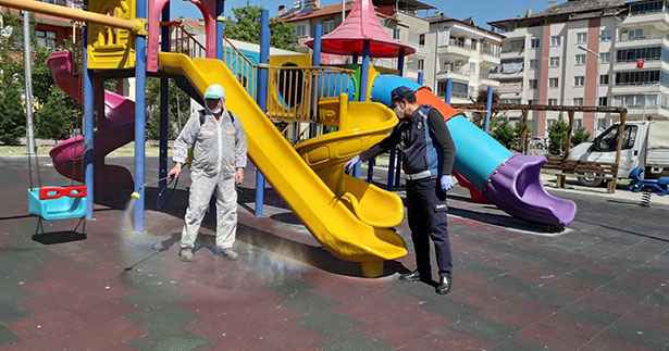 Buldan’da parklar çocuklar için dezenfekte edildi