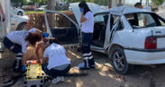 Refüje çarpan otomobilin sürücüsü yaralandı