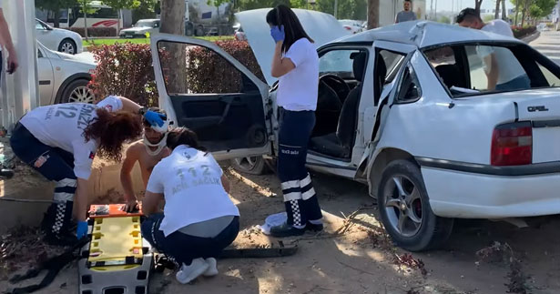 Refüje çarpan otomobilin sürücüsü yaralandı