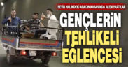 Seyir halindeki aracın kasasında masa kurup alem yaptılar