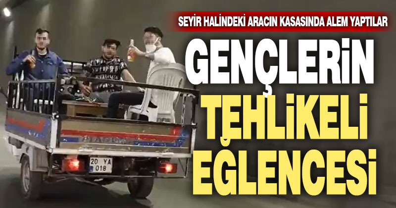 Seyir halindeki aracın kasasında masa kurup alem yaptılar