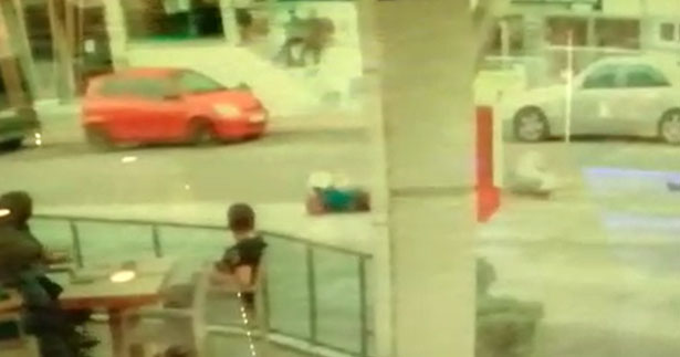 Motosiklet kazası güvenlik kamerasında