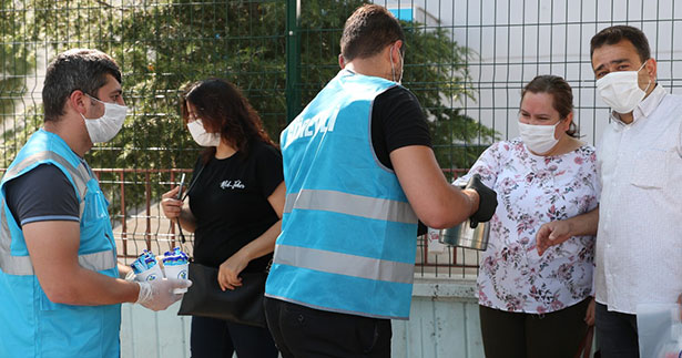 Merkezefendi’den velilere çay ve meşrubat