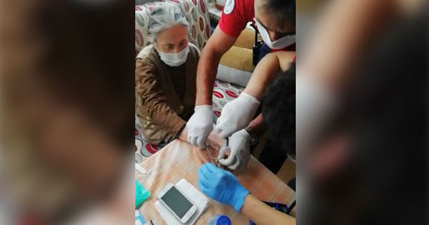 Parmağında sıkışan yüzüğü itfaiye çıkardı