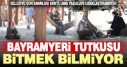 Yaşlılar, oturacak hiçbir şeyin kalmadığı meydandan vazgeçemiyor