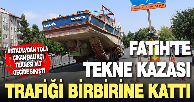 Alt geçitten geçemeyen gemi yüklü tır, trafiğin aksamasına neden oldu