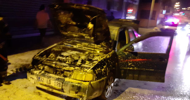 Seyir halindeki otomobil alev aldı