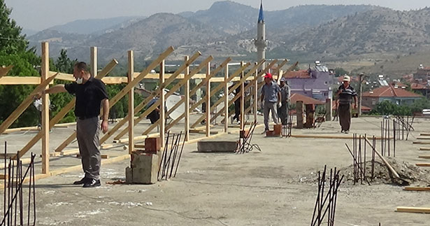 Buldan Yenicekent’te 30 yıllık binalar yenileniyor