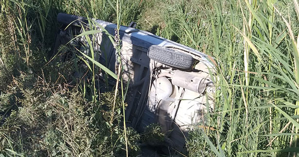 Otomobil sulama kanalına düştü, ters döndü