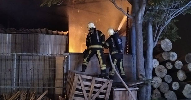Kereste atölyesinden alevler yükseldi