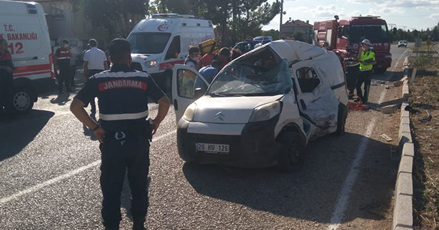 Tavas’ta kamyonla hafif ticari araç çarpıştı