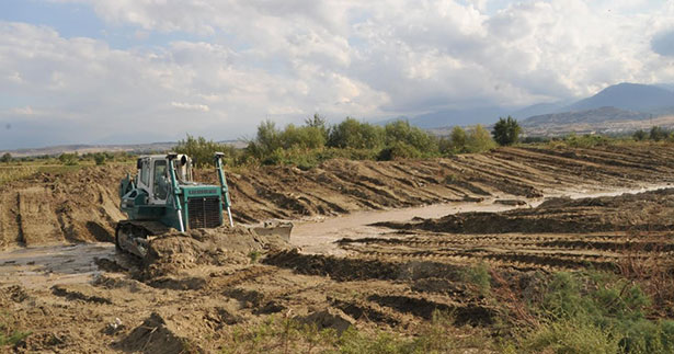 Sel riski taşıyan derelerde temizlik