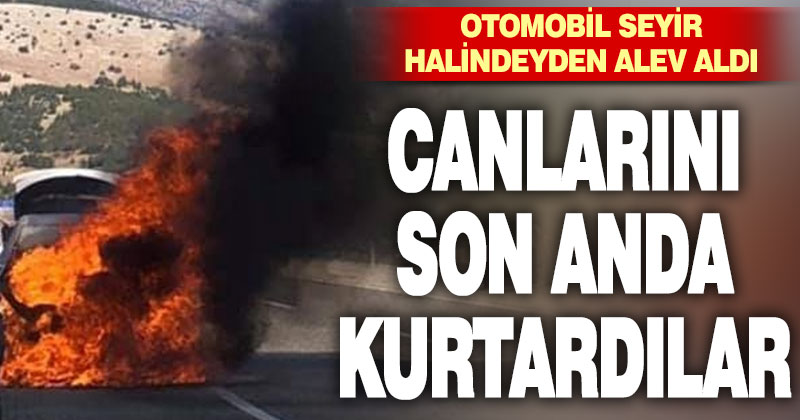 Seyir halinde yanan otomobilden diğer sürücülerin uyarısıyla kurtuldular