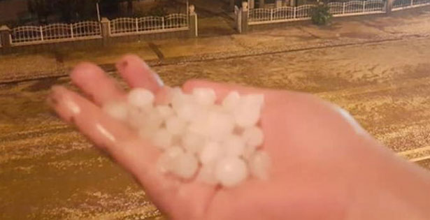 Dolu yağışı Çivril’de etkili oldu