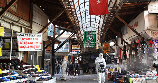 Büyükşehir dezenfekte ekibi tarihi çarşıda