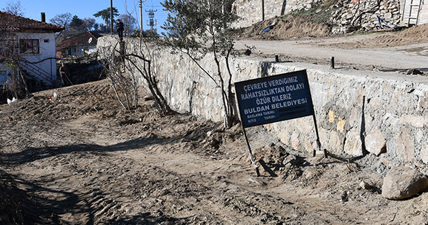 Buldan’da istinat duvarı yapımı sürüyor