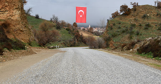 Buldan’da yıpranan bayraklar yenileniyor