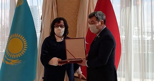 PAÜ’lü profesör Kazakistan devlet ödülünü kazandı