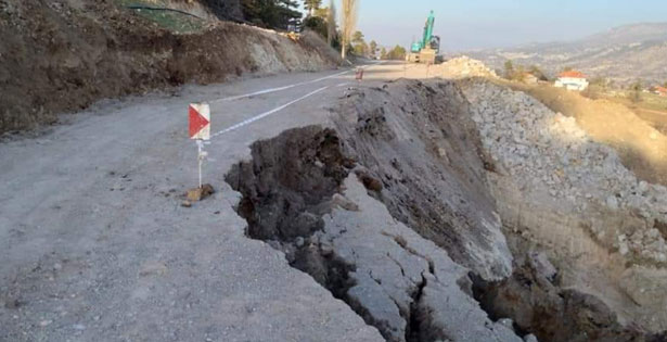 Çameli’de yol çöktü