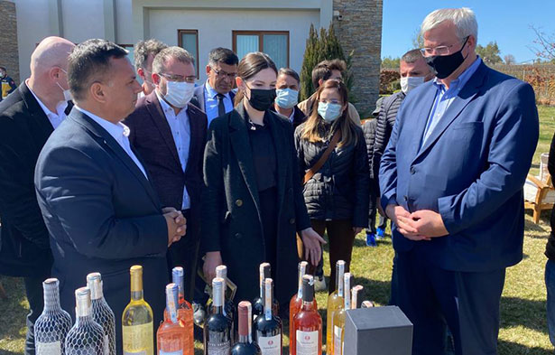 El embajador ucraniano Sybiha prometió iniciativa para exportar vino de Çal, que amaba, a su país – denizlihaber.com