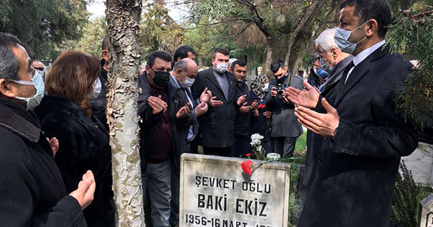 CHP’liler Baki Ekiz’i mezarı başında andı