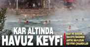 Pamukkale’de turistler kar yağarken antik havuzun keyfini çıkardı